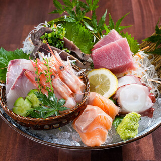 鮮度抜群の食材を使った逸品に舌鼓。ランチも飲みも是非!!