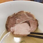 翔鶴 - いつ食べても美味しい叉焼。これもここでしか食べられないね。肉々しさとほろほろ感の両方を併せ持つ翔鶴さんならではの逸品です。