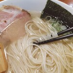 翔鶴 - この麺が美味しいのさ。程良い硬さ、いつ来てもおんなじ、ブレないね。噛み応え、口触り、喉越し、優秀な麺ですわ。