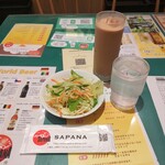 Kafe Ando Kicchin Orientaru Sapana - セットのサラダとドリンク（アイスチャイ）