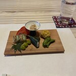 旅館 洋々閣 - 2日目の夕食スタート『前菜』右から順に…お煎餅風に調理されたとうもろこし、枝豆、盃に中は「松浦漬」（クジラの上顎軟骨を酒粕に漬けた一品）、笹に巻かれた新鮮な海老のお寿司、 ホウヅキの中には「太陽のたまものゼリー」（凝縮された完熟濃甘フルーツトマトをゼリーにした品）、鰻と胡瓜を湯葉で巻いた品、新銀杏 <枝豆以外は板場の粋を感じました>