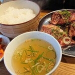 カウンター焼肉かるび - ライス、スープ、キムチ付きで980円(税込)ですよ✨ 