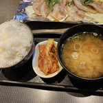 Okonomiyaki Teppanyaki Tougi - ごはんとキムチとお味噌汁　このお味噌汁がめちゃ美味しい！