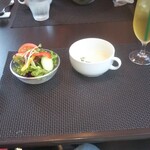 ラ ビストリア - サラダ、とうもろこしのポタージュ、リンゴジュース。