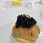 マスドラヴァンド - オマール海老の爪フリット 　キャビア乗せ 　下には卵のクリーム