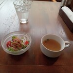 津の田ミート - サラダとスープ。
