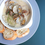 Clams in garlic sauce with baguette