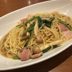 Ducky Duck - ベーコン・きのこ・ホウレン草
                バター醤油 パスタ (Ｌ)／1,060円