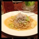 和伊's in かまど - シラスのペペロンチーノ、ドリンクサラダセット¥1080、濃厚ガーリックソースとシラスの塩気で強烈なインパクトのあるお味、僕は好きだが、賛否両論分かれるかな^o^