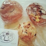 U-pan bakery - 小豆のスコーン180円
                        くるみベーグル190円
                        天然酵母のいちじくとチーズのパン250円