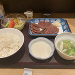 Akasaka Gohandokoro Meshiikoka - とろろには醤油を垂らし、ご飯にかけて頂きます。