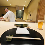 Higashi Azabu Saikoh - ◎カウンター席の設え。織部の寿司皿も美しい。