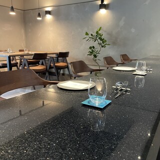 シェフの料理シーン　窯のローストが目の前で楽しめます