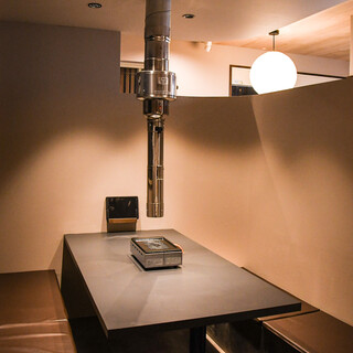 오래도록 편안하게, 반개인실과 소파 좌석이 있는 세련된 매장