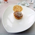 アルチザン・パティシエ・イタバシ - シュークリーム　白いトレーに盛り付けられてきました。