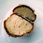 アルチザン・パティシエ・イタバシ - 中は、カスタードクリームがタップリ。甘さも控えめでした。
