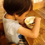 地球の中華そば - 麺をフォークで美味しそうに食べる我が子