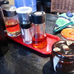 麺酒房 龍安 - 卓上調味料