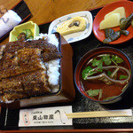 うなぎ丼　極上重（蒲焼５切れ）　ご飯大盛　２，５００円