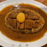 カレー専門店 白銀亭  - トンカツカレー+生卵