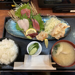 Sakura Suisan - お刺身と鶏のから揚げ定食