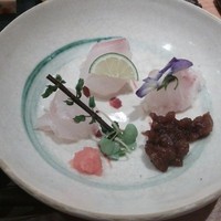 日本料理 斗南 - 白身のお刺身三種。醤油かわりの味噌やもみじおろしでいただいたりします。