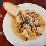 ニッコリ - ポルチーニとサルシッチャのクリームソースパスタは10食限定で1,100円、この日はサルシッチャの代わりに鶏むね肉入り