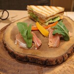 ハタケカフェ - アボカドのサンドイッチと生ハム