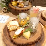 ハタケカフェ - 焼き立てスコーンとかぼちゃのキッシュ。小瓶はスコーンに付けるクロテッドクリームと、マンゴーのジャム。