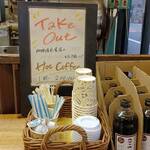 ヤマワキコーヒー - 店内にて！  安いっ！