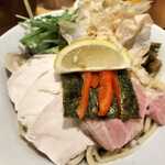 むぎとオリーブ 銀座本店 - 蛤の鶏のつけSOBA、デフォルトで具沢山