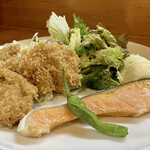Hisamoto - 本日のランチは、チキン一口カツ 鮭の塩焼き♪