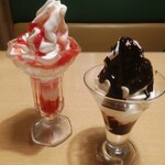 Bikkuri Donki - ストロベリーソフト、北海道ソフトクリームチョコソース