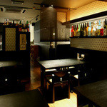 銀座　あまくさ - 店内奥　４名テーブル席×４