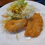 中華料理 アモイ - トリ天とサラダも付いてきます