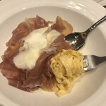 183943191 - MUTSUMI特製イタリア産ハムとラスパドゥーラチーズのせクリームソース自家製タリアテッレ