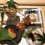 Ebisu Komeru - 左上から時計回りに、山芋と桜エビの煮浸し、無花果の白和え、忘れた、南蛮漬け