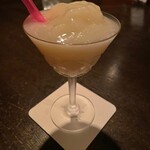 バー エイジング - 桃のフローズンダイキリ