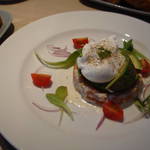 マーサーブランチ - サーモンのタルタルとアボカドとポーチドエッグ ディルソース