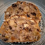 ラトリエ ドゥ プレジール - スタッフおすすめライ麦生地にナッツたっぷりのパン