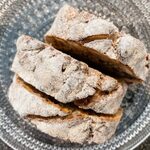 ラトリエ ドゥ プレジール - スタッフおすすめライ麦生地にナッツたっぷりのパン