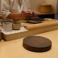鮨 うがつ - 中に、「炭」と一声。カツヲにじゆーっと。