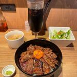 ワイン酒場 ウラッチェ！ - 牛ハラミのステーキ丼（ライスおかわり無料）　1080円
