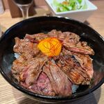 ワイン酒場 ウラッチェ！ - 牛ハラミのステーキ丼（ライスおかわり無料）　1080円