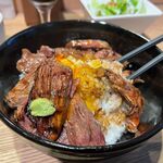 ワイン酒場 ウラッチェ！ - 牛ハラミのステーキ丼（ライスおかわり無料）　1080円