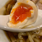 手打式超多加水麺 ののくら - 煮玉子断面