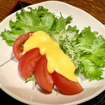 薬膳食堂 伝伝 - 南郷トマトと梨のサラダ。卵黄のドレッシング。
