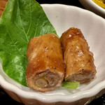 薬膳食堂 伝伝 - 長ネギの照り焼き。豚肉で包んであります。