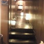 九つ井 - 再訪4月　玄関から奥の個室やテーブル席へ向かう廊下