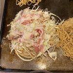 Okonomiyaki Teppanyaki Tokugawa - 上にも生地かける